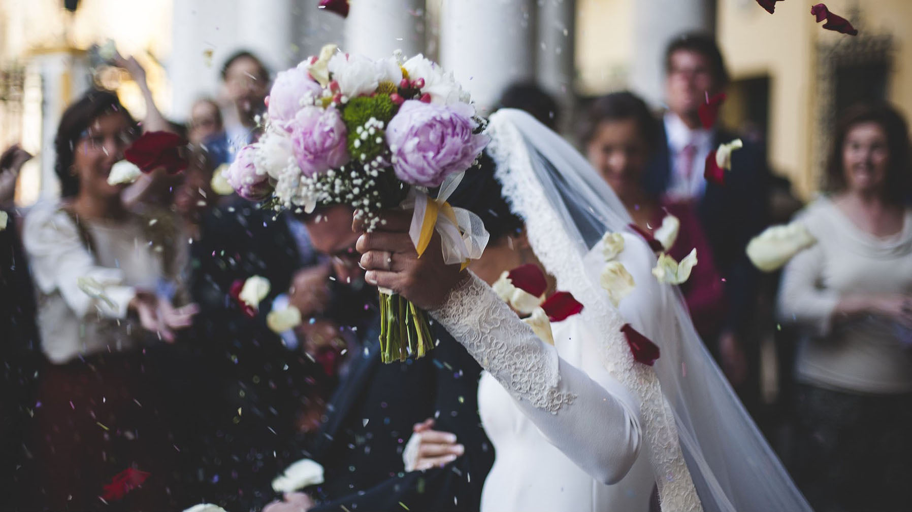 Hochzeitspaar mit Blumenstrauß