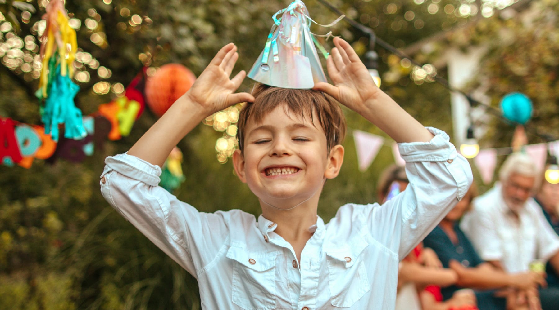 Glückliches Kind auf seinem Geburtstag