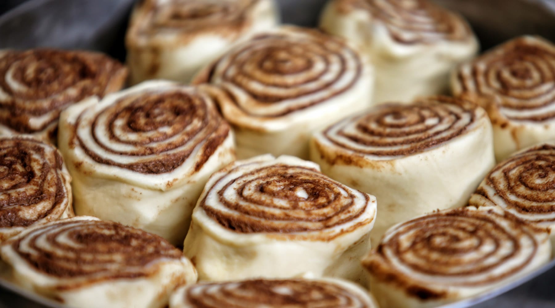 Ungebackene Zimtschnecken auf einem Blech